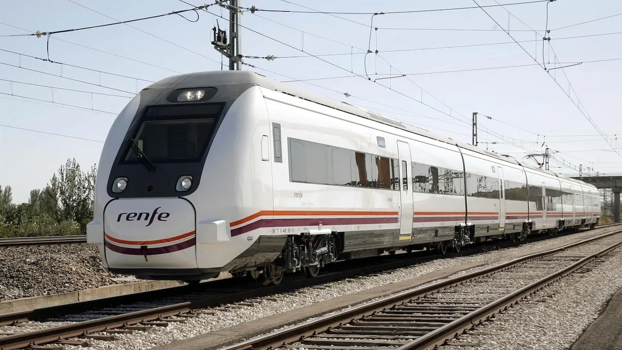 Imagen de archivo de un tren de media distancia de Renfe sobre las vías ferroviarias