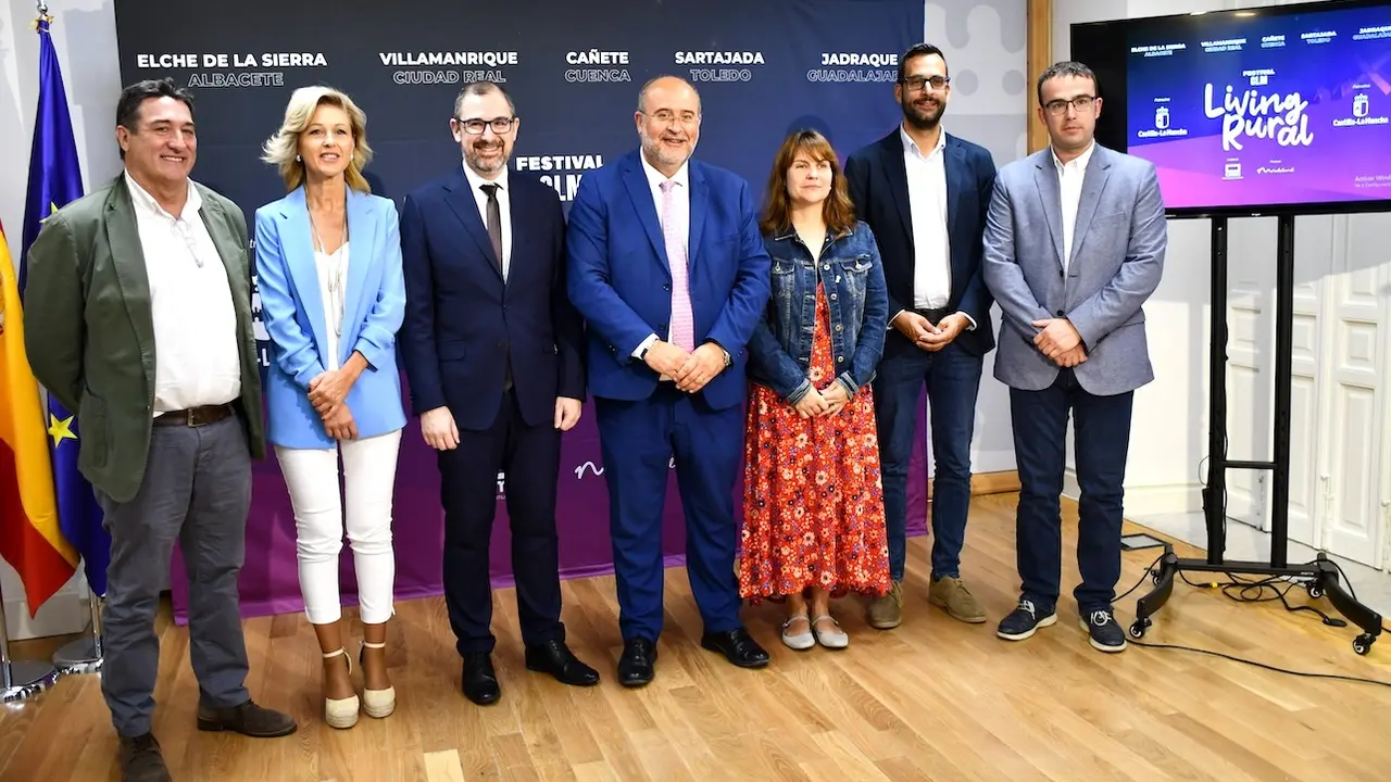 El vicepresidente primero de Castilla-La Mancha, José Luis Martínez Guijarro, ha presentado el programa de conciertos del Festival ‘Living Rural Castilla-La Mancha’, en la sala de prensa de la Delegación de la Junta en Cuenca