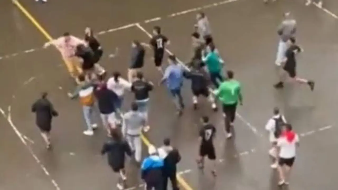 En estado crítico un árbitro de fútbol: apuñalado por la espalda durante un partido