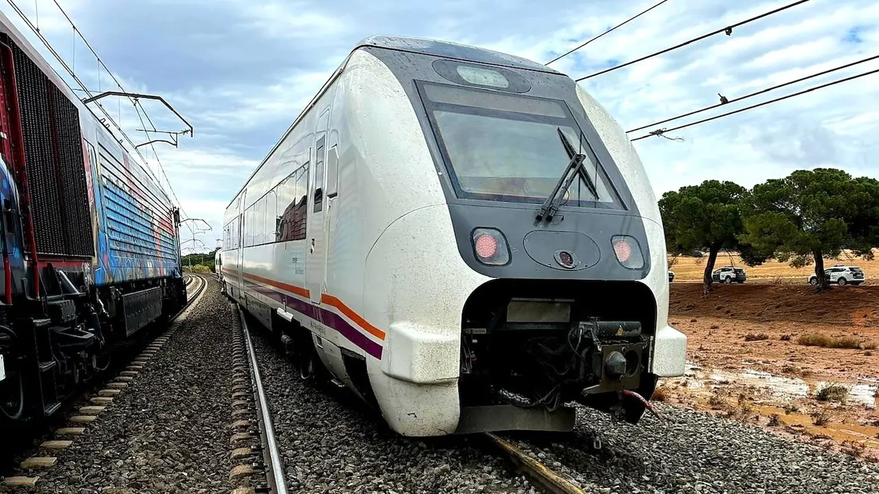 Cinco heridos al descarrilar un tren tras chocar con un árbol caído en la vía en Almansa (Albacete)