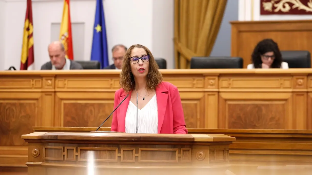La consejera de Igualdad de Castilla-La Mancha, Sara Simón, durante su intervención en el Pleno de las Cortes de Castilla-La Mancha