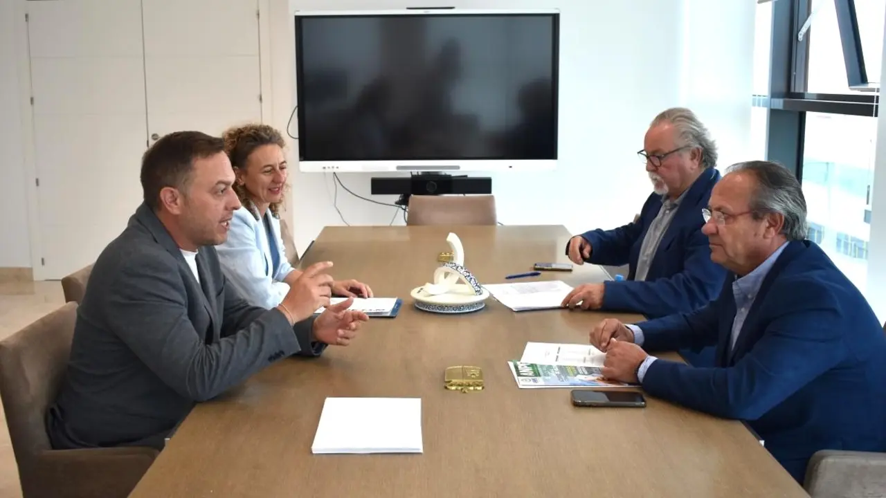 Reunión entre el consejero de Hacienda, Administraciones Públicas y Transformación Digital, Juan Alfonso Ruiz Molina, y el presidente de ANPE, Martín Navarro