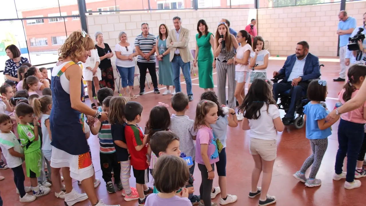 La delegada de la Junta en Ciudad Real, Blanca Fernández, durante la visita que ha realizado este jueves al Colegio ‘Rodríguez Marín’ de Argamasilla de Calatrava