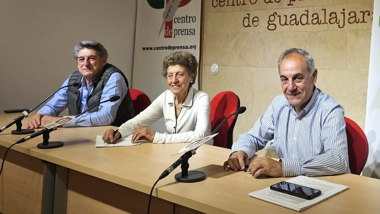 María Angeles Merino Ramos, presidenta de la Asociación Pueblos con Futuro; Mario González Somoano, vicepresidente; y José Luis Gallo, tesorero
