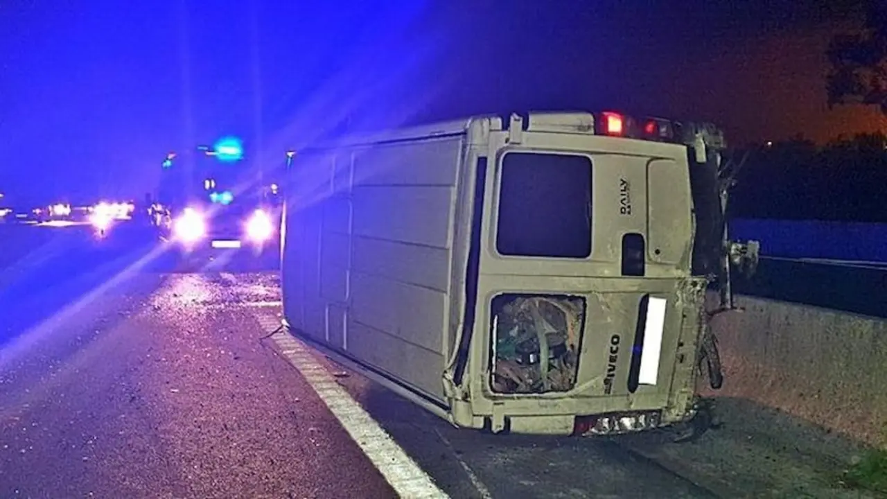 Imagen de archivo de un accidente de tráfico con una furgoneta volcada