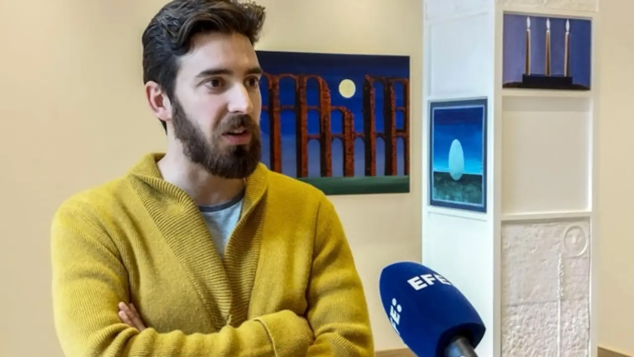 El artista de Alcázar de San Juan (Ciudad Real), Barrabás Cruz, habla con EFE sobre su nueva exposición