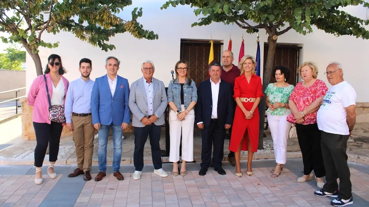 La localidad de Castillo de Garcimuñoz (Cuenca) estrena cajero y la remodelación de su plaza del Posito