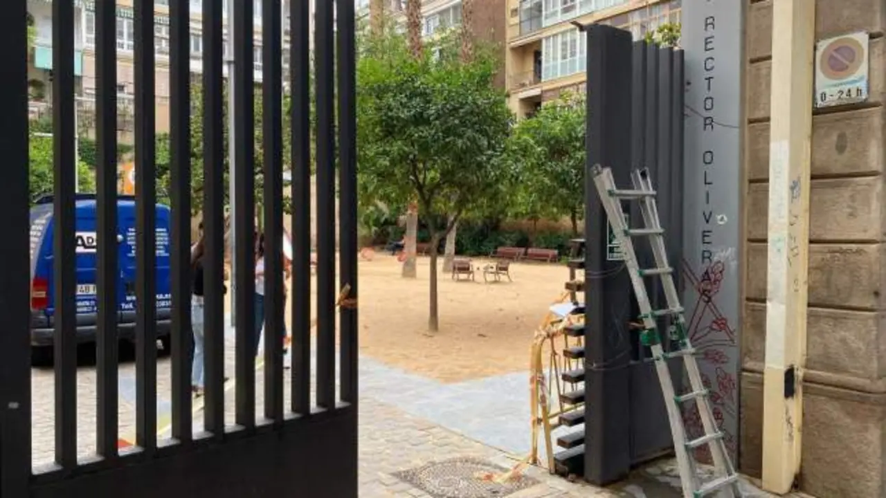 Una puerta de hierro aplasta a dos niñas de 8 y 10 años en un parque: están graves