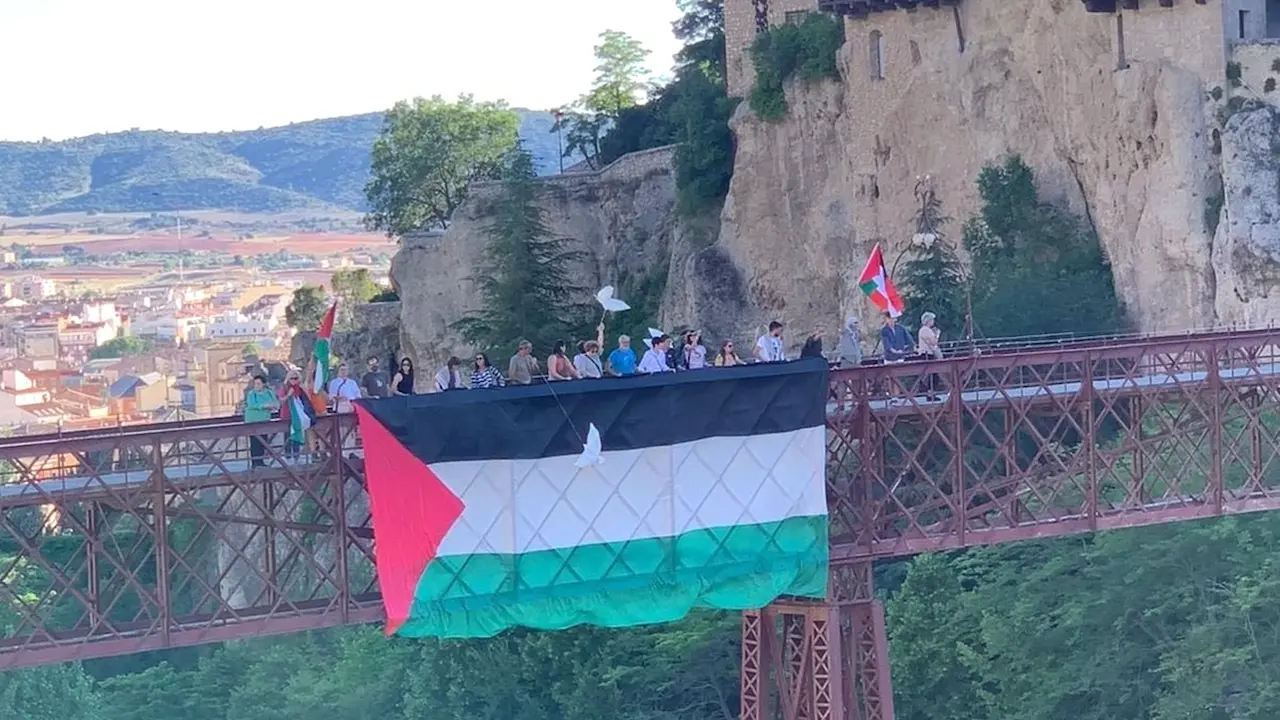 Despliegan una gran bandera de Palestina en el puente de San Pablo de Cuenca - EP/Jesús Huerta
