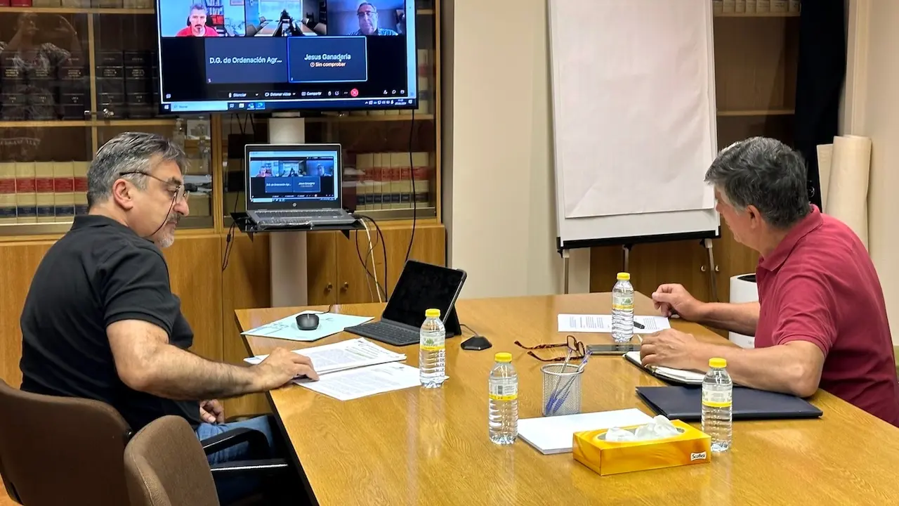El director general de Ordenación Agropecuaria, Joaquín Cuadrado, se ha reunido con el Consejo Veterinario Regional de Castilla-La Mancha