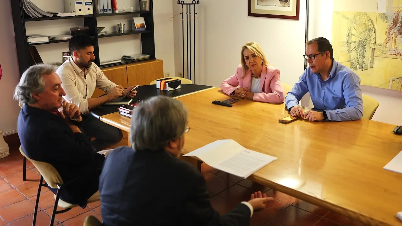 La vicealcaldesa y concejal de Seguridad Ciudadana, Inés Cañizares, en su reunión con el historiador y académico Antonio Casado Poyales