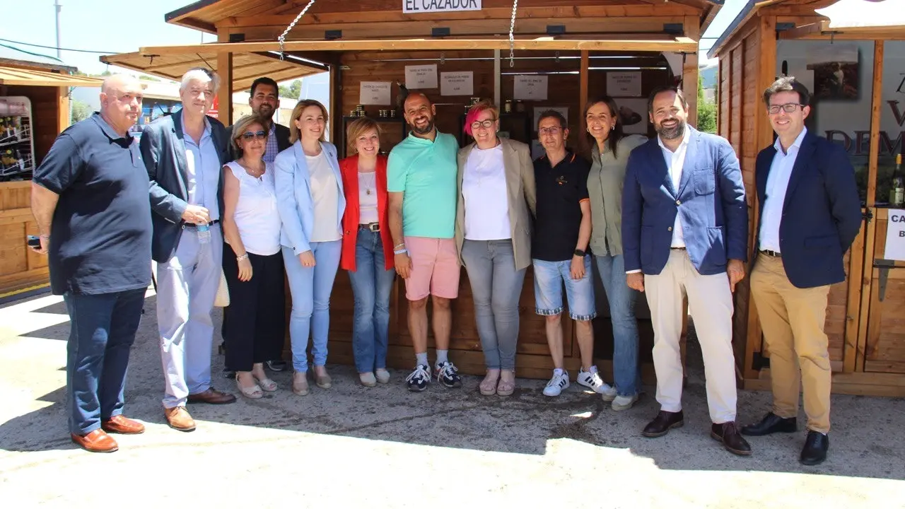 La vicesecretaria de Organización del PP, Carmen Fúnez, y el presidente del partido en Castilla-La Mancha, Paco Núñez, este domingo en la I Feria agroalimentaria y de artesanía “Saborea la Solana” en La Solana (Ciudad Real)