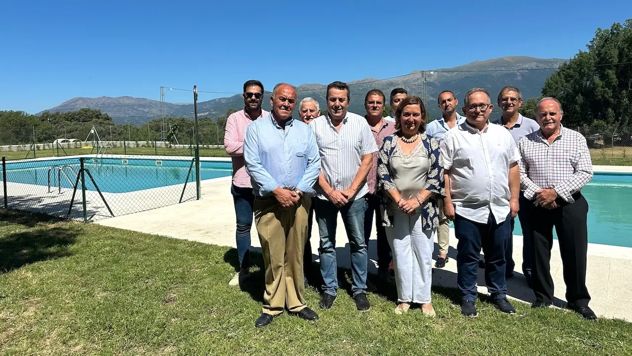 La presidenta de la Diputación de Toledo, Concepción Cedillo, ha inaugurado este domingo las nuevas instalaciones de la piscina municipal de Sartajada