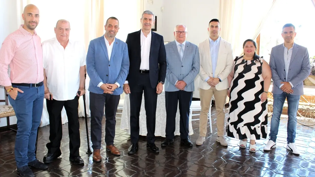 El delegado de la Juntan en Toledo, Álvaro Gutiérrez, ha acompañado a la Asociación de Jubilados y Pensionistas “La Humanitaria” de Torrijos en la celebración de su tradicional ‘comida anual de hermandad”