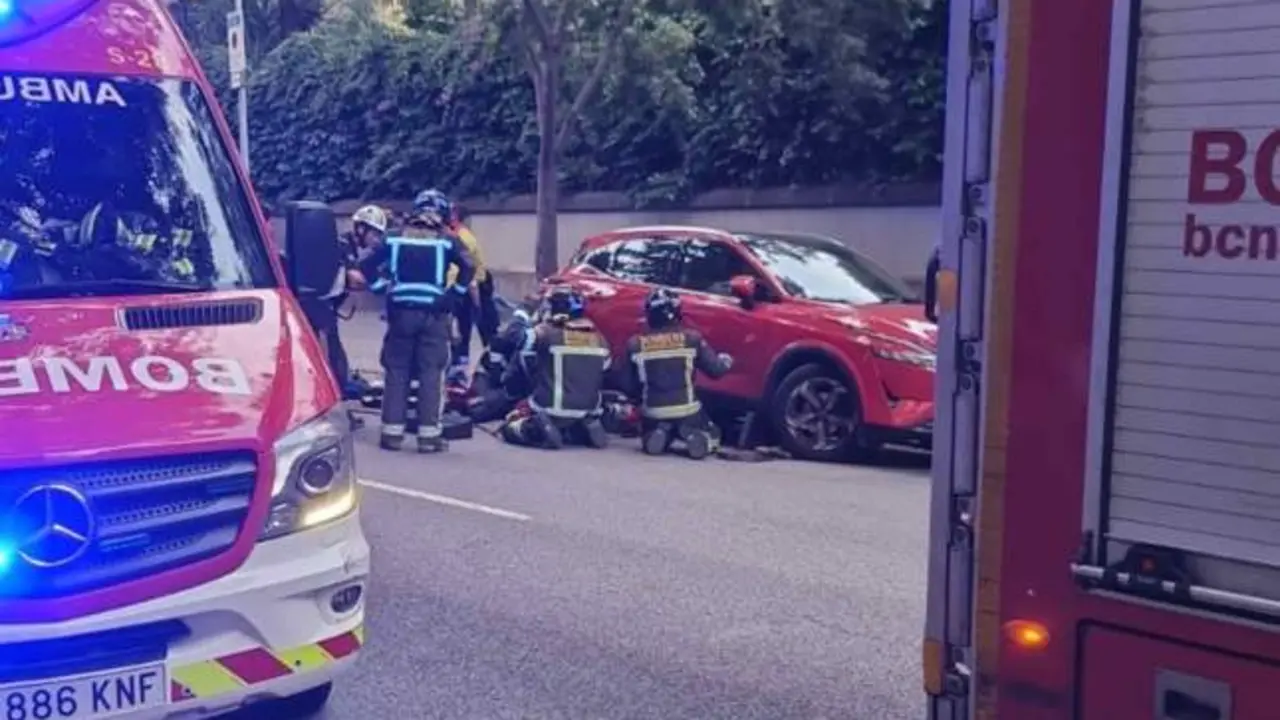 Muere un motorista tras quedar atrapado debajo de un coche aparcado en la calle