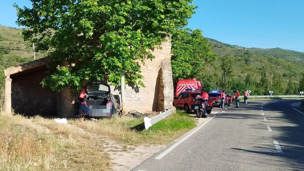 Muere un conductor de 43 años tras salirse de la vía y chocar contra un muro, accidente de tráfico, choque, colisión