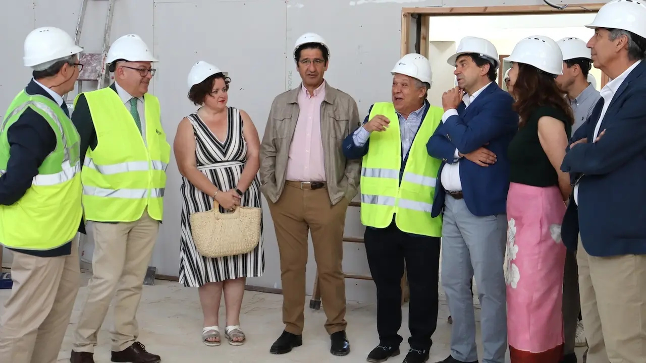 El vicepresidente segundo del Gobierno de Castilla- La Mancha, José Manuel Caballero, visita las obras del colegio ‘Virgen del Monte’ de Bolaños de Calatrava (Ciudad Real)