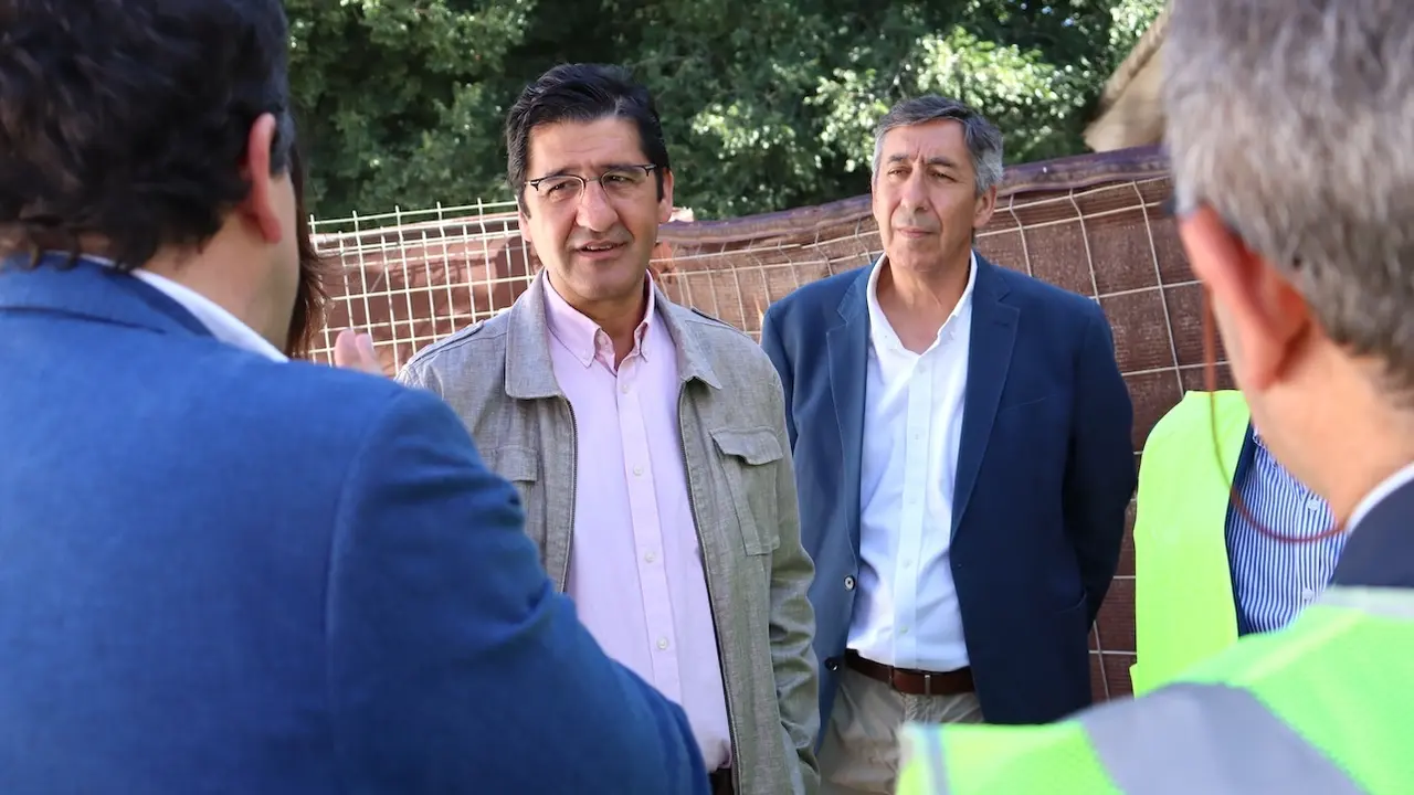 El vicepresidente segundo del Gobierno de Castilla- La Mancha, José Manuel Caballero, visita las obras del colegio ‘Virgen del Monte’ de Bolaños de Calatrava (Ciudad Real)