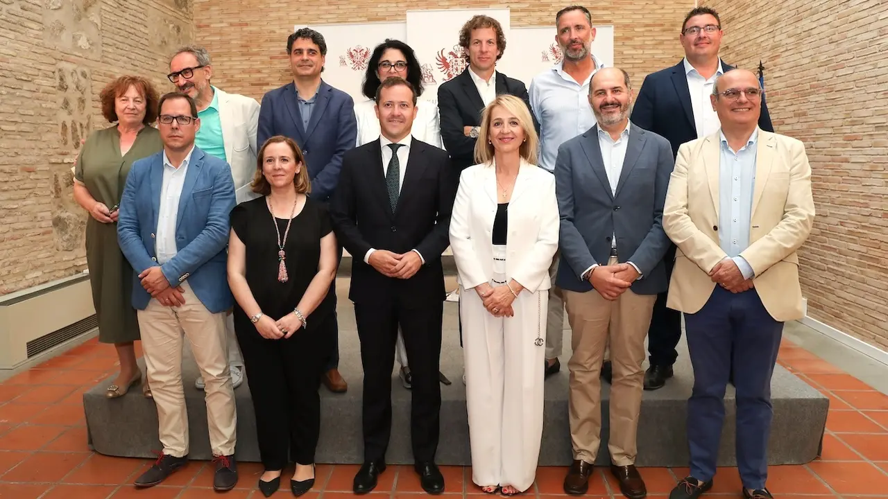El alcalde de Toledo, Carlos Velázquez, acompañado de su equipo de Gobierno, durante la rueda de prensa que ha ofrecido para hacer balance de su primer año de gestión