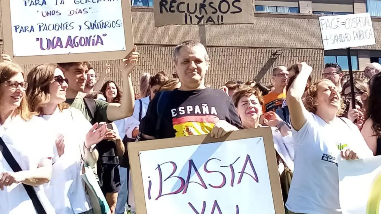 Medio millar de trabajadores del Hospital Albacete protestan por la situación "insostenible" - Fotografía: CMM