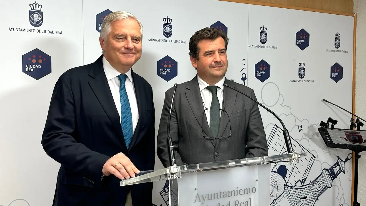 El alcalde de Ciudad Real, Francisco Cañizares, acompañado del primer teniente de alcalde, Ricardo Chamorro, durante la rueda de prensa que ha ofrecido