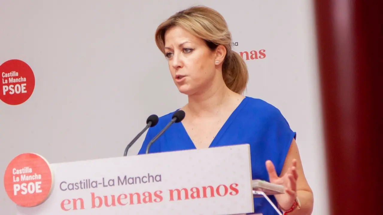 La portavoz del PSOE en las Cortes de Castilla-La Mancha, Ana Isabel Abengózar, durante la rueda de prensa que ha ofrecido en la sede de los socialistas en Toledo