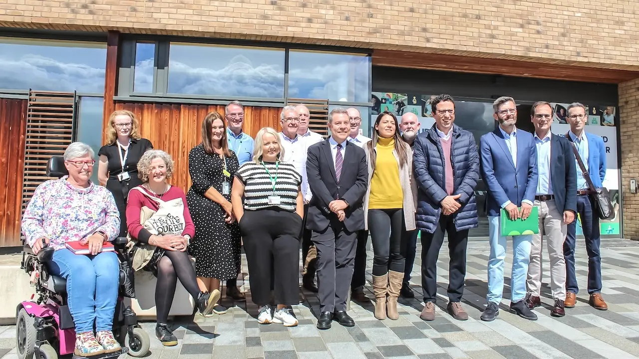 El presidente de Castilla-La Mancha, Emiliano García-Page, visita en Glasgow (Escocia), un recurso social y mantiene un encuentro con sus usuarios y profesionales