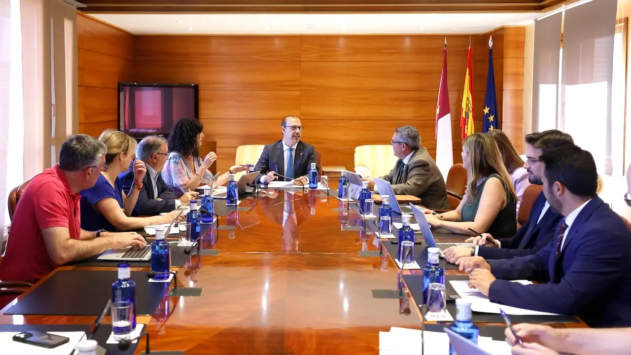 En la imagen un instante de la reunión de la Junta de Portavoces y Mesa de las Cortes de Castilla-La Mancha