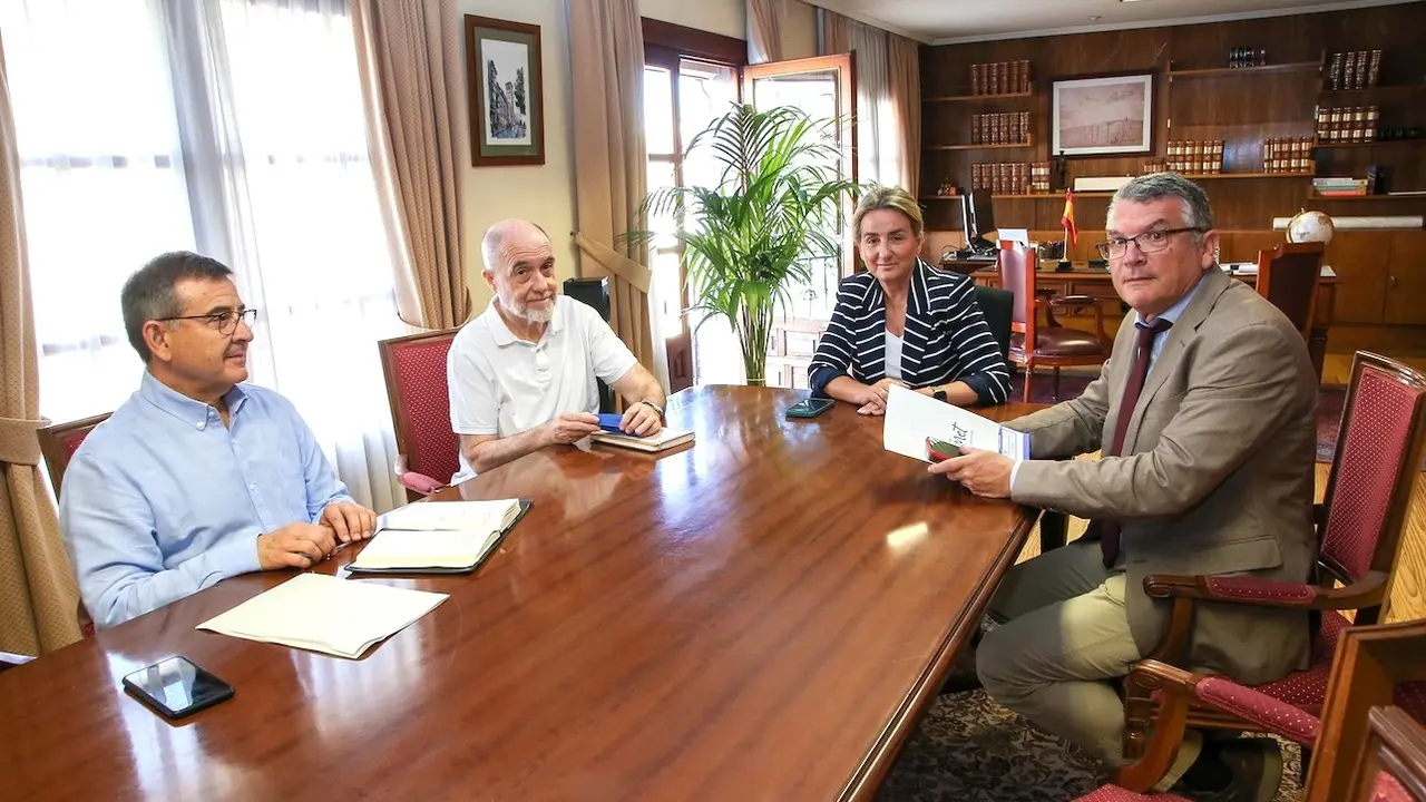 La delegada del Gobierno de España en Castilla-La Mancha, Milagros Tolón, ha recibido al nuevo delegado territorial de la Agencia Estatal de Meteorología (AEMET), Luis María Bañón