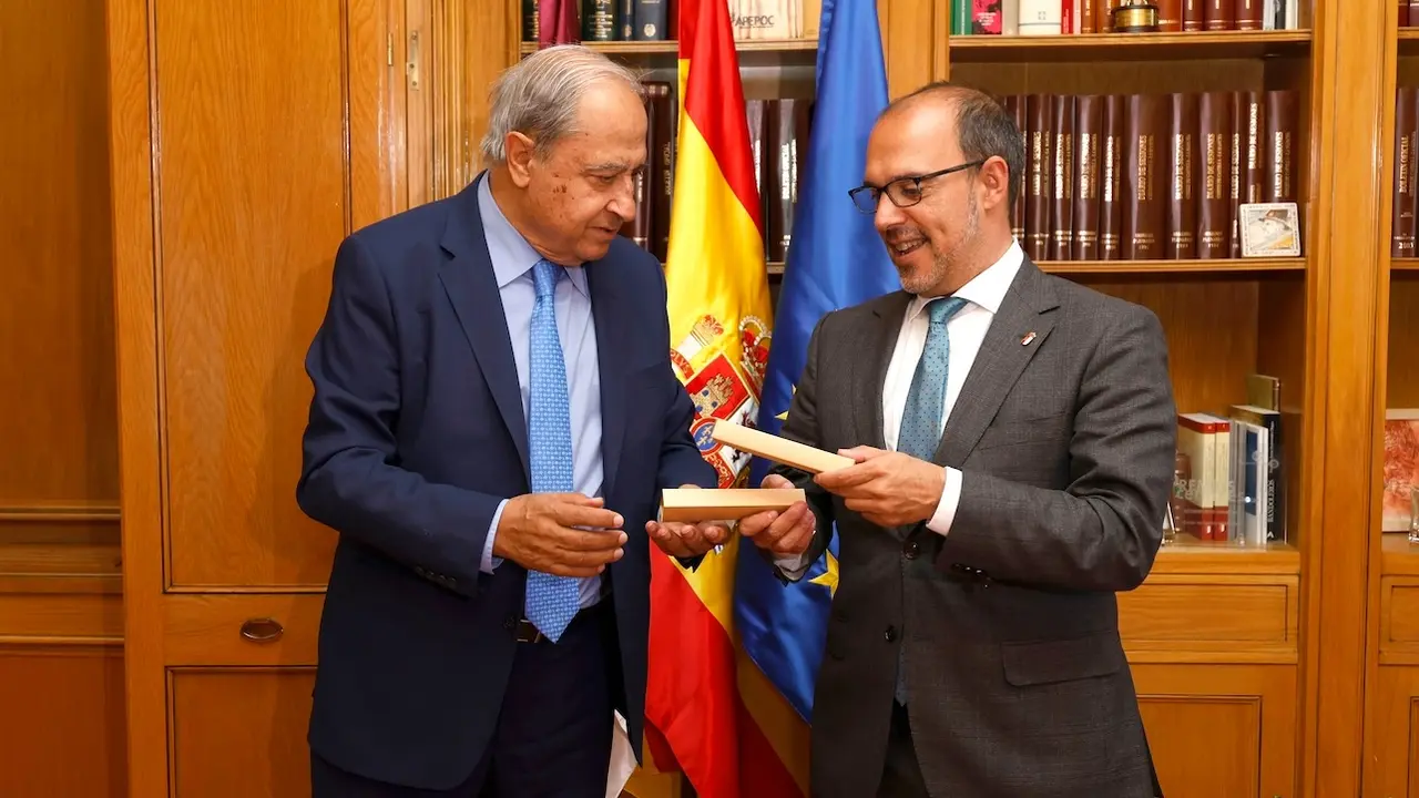 El presidente del Consejo Consultivo de Castilla-La Mancha, Javier de Irízar, entrega al presidente de las Cortes regionales, Pablo Bellido, la Memoria Anual de la institución