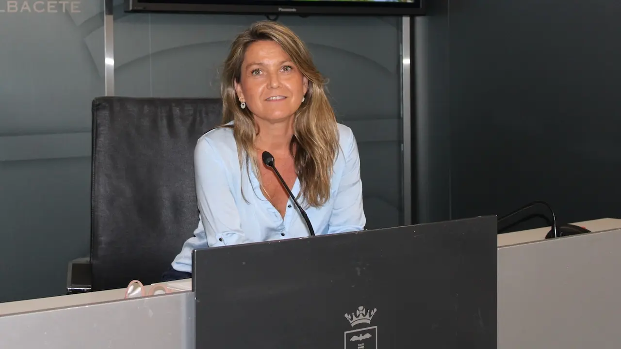 La conceja Lucrecia Rodríguez de Vera durante una rueda de prensa en el Ayuntamiento de Albacete