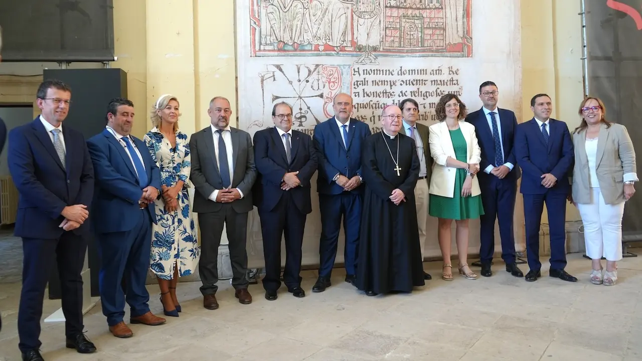 Multitud de personas acuden contemplan en Uclés el Tumbo Menor de Castilla