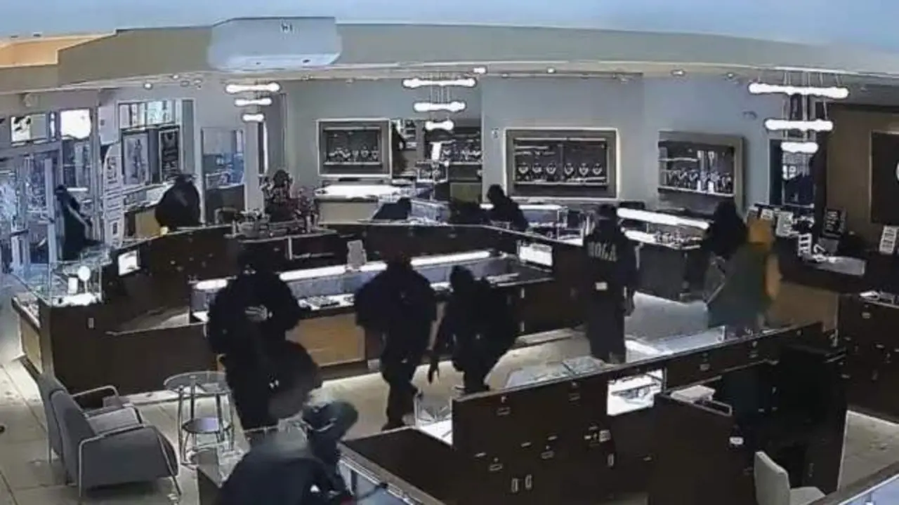 VIDEO. Una banda de ladrones saquea una joyería en minutos en un robo de película