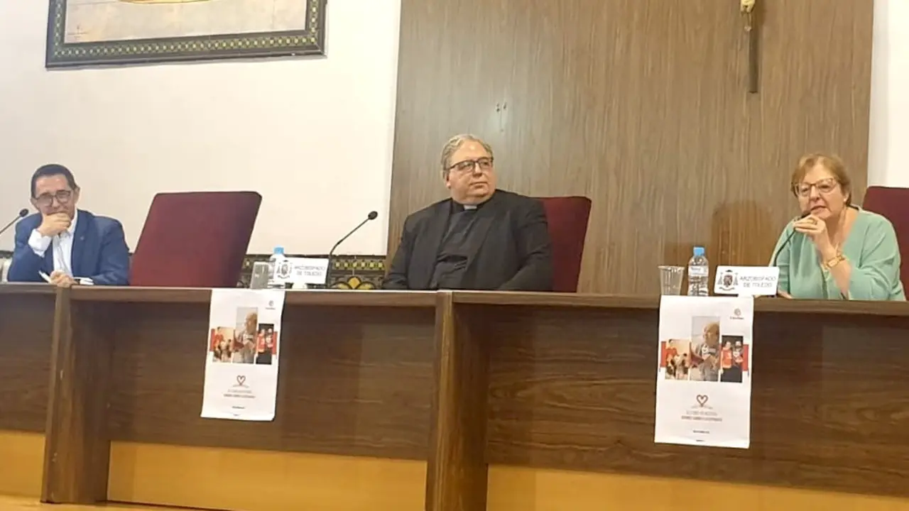 El administrador diocesano de Albacete, Julián Ros, la presidenta de Cáritas Regional, Rosa García, y el coordinador regional de la organización, Amador Casquero, en la presentación de la Memoria de 2023 de Cáritas Castilla-La Mancha
