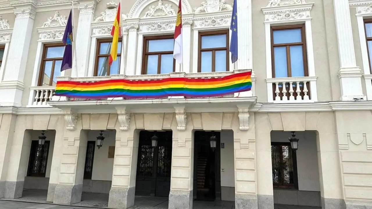 El Ayuntamiento de Guadalajara no pondrá la bandera LGTBI en su fachada