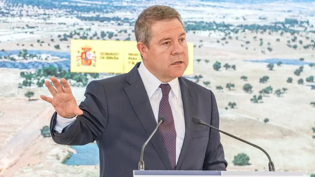 El presidente de Castilla-La Mancha, Emiliano García-Page, ha presidido en Puertollano (Ciudad Real), el acto de colocación de la primera piedra del Polígono ‘La Nava’ III fase II