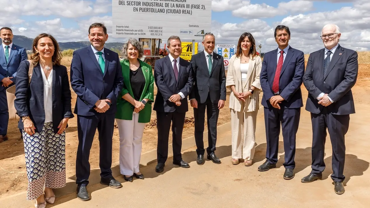 El presidente de Castilla-La Mancha, Emiliano García-Page, ha presidido en Puertollano (Ciudad Real), el acto de colocación de la primera piedra del Polígono ‘La Nava’ III fase II