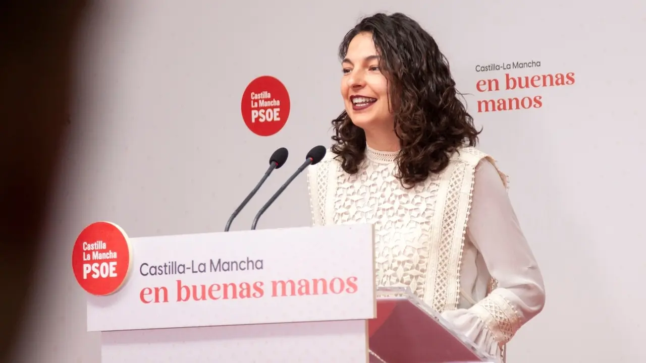La diputada del PSOE en las Cortes de Castilla-La Mancha, Paloma Jiménez, durante la rueda de prensa que ha ofrecido en la sede de los socialistas en Toledo