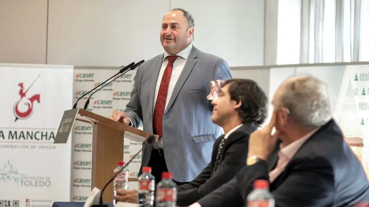 El consejero de Agricultura, Ganadería y Desarrollo Rural, Julián Martínez Lizán, ha asistido a la apertura de la Asamblea General Ordinaria de ASAJA Toledo celebrada en la capital regional