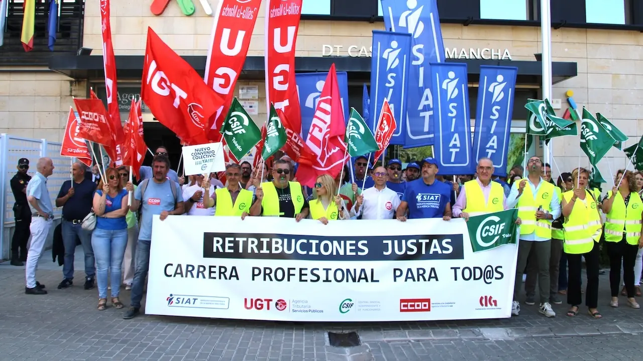 Empleados de la Agencia Tributaria se concentran para reclamar mejorar laborales