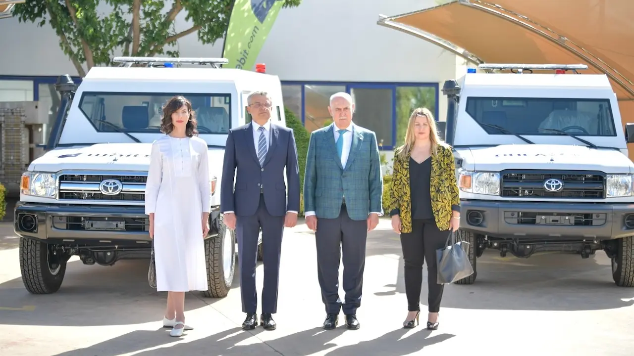 El embajador de Ucrania en España, Serhii Pohoreltsev, el presidente de TSD, Antonio Ramírez González-Ortega, y los directivos de OHLA y WhiteBit, participan en la entrega de dos ambulancias blindadas encargadas por la Embajada de Ucrania - EP/Eusebio del Castillo