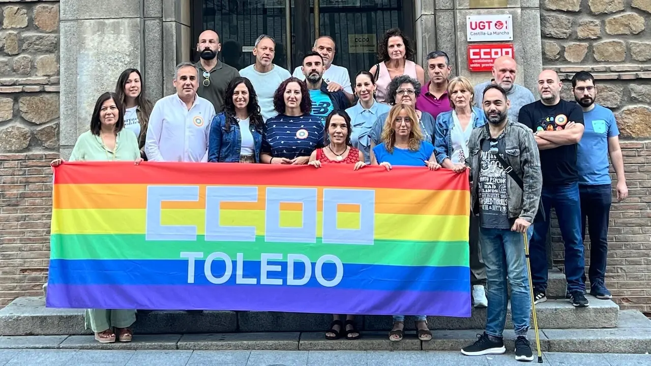 CCOO coloca la bandera arcoíris en su sede de Toledo para reivindicar el Orgullo