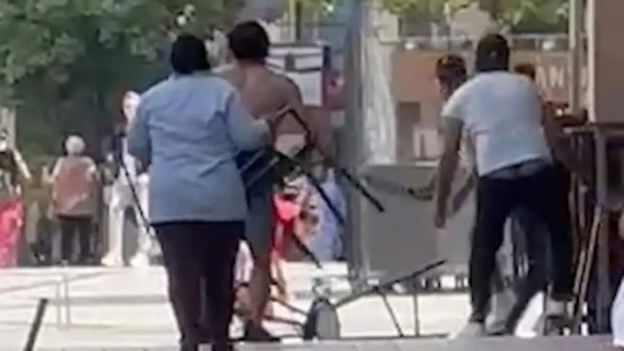 VIDEO. Brutal batalla campal con machetes y sillas volando en la terraza de un bar