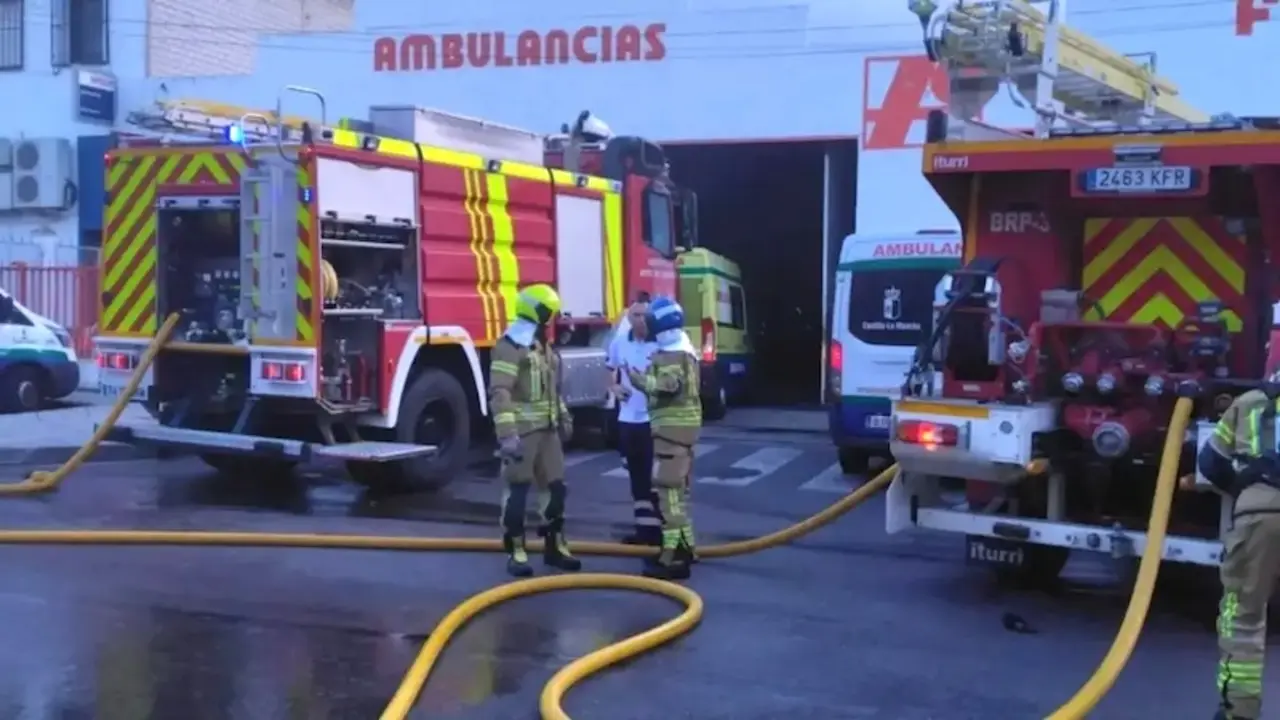 Dos ambulancias calcinadas en el incendio de una nave en Toledo sin heridos