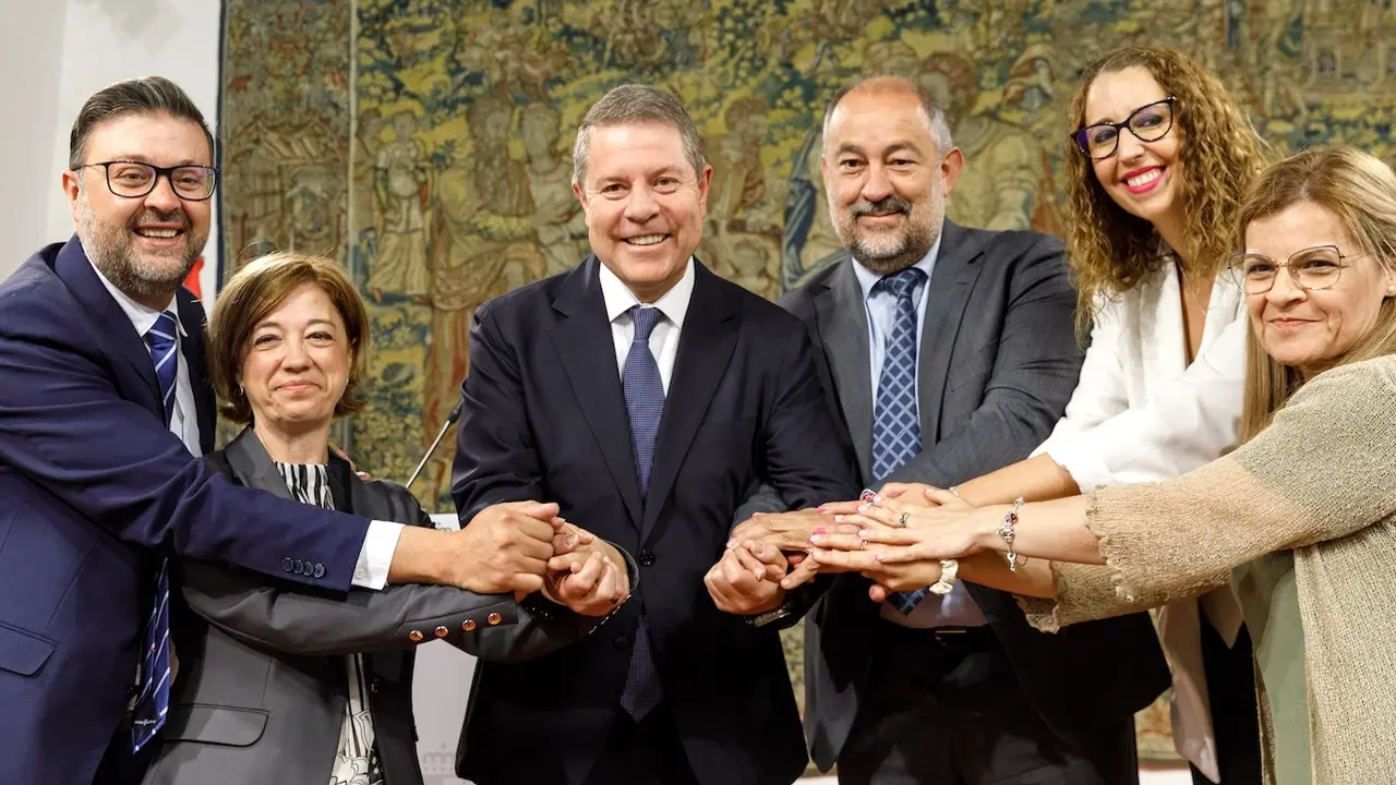 El presidente autonómico, Emiliano García-Page, ha firmado un convenio de colaboración entre la Junta de Comunidades y la Universidad de Castilla-La Mancha para la creación de la Cátedra de Igualdad de Género en el ámbito laboral