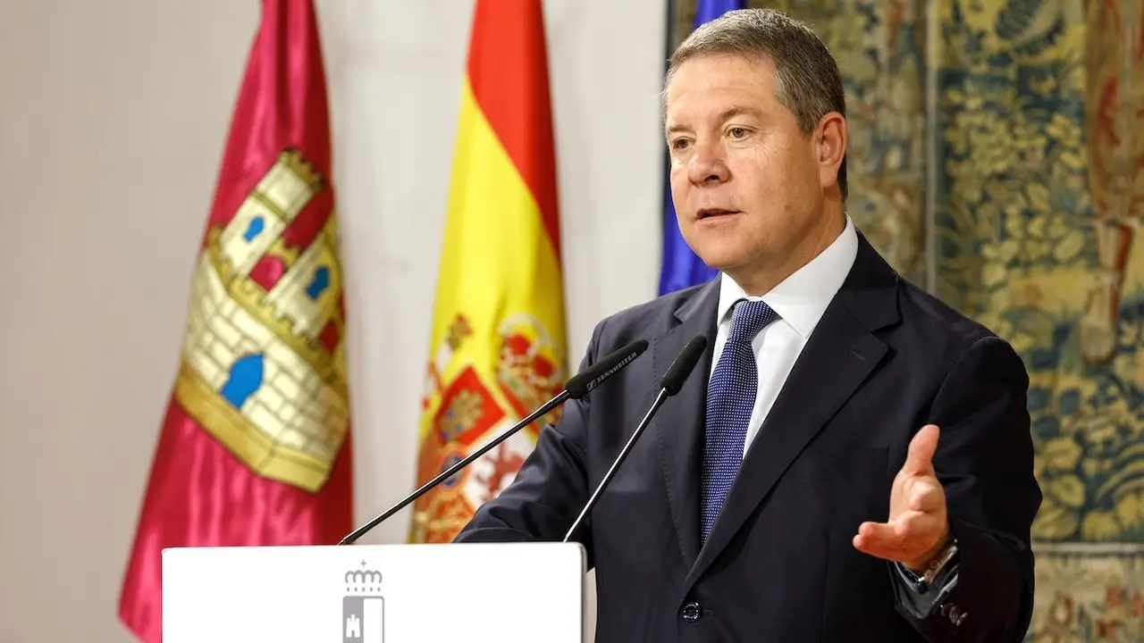 El presidente autonómico, Emiliano García-Page, ha firmado un convenio de colaboración entre la Junta de Comunidades y la Universidad de Castilla-La Mancha para la creación de la Cátedra de Igualdad de Género en el ámbito laboral