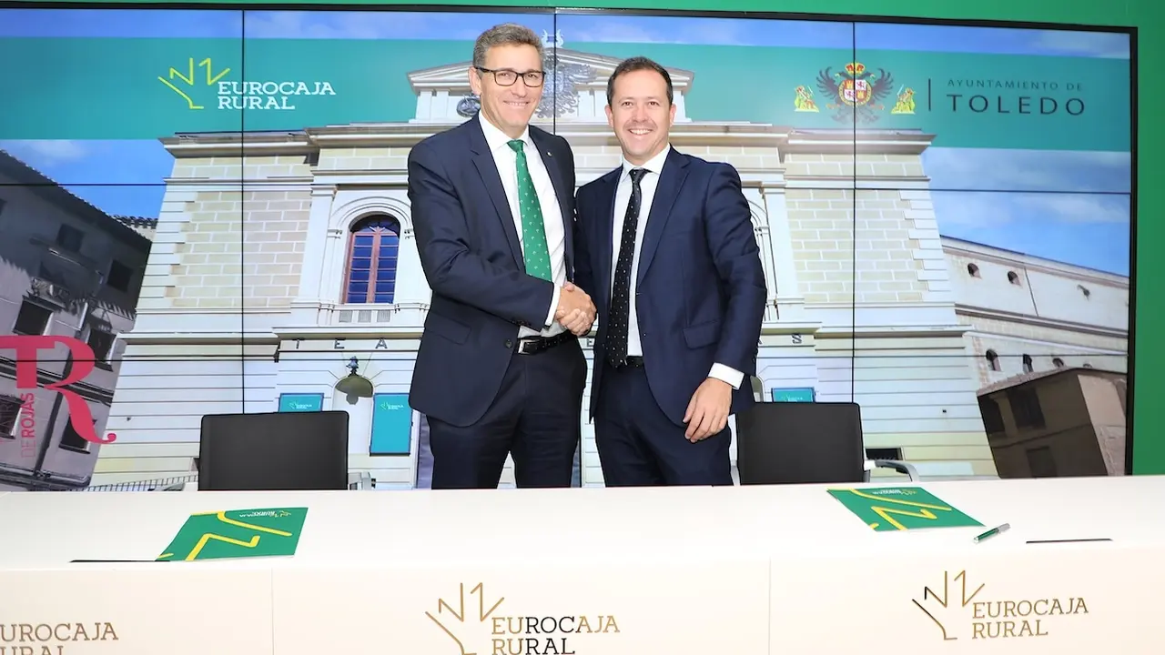 El director general de Eurocaja Rural, Víctor Manuel Martín, y el alcalde de Toledo, Carlos Velázquez, tras la firma del convenio de colaboración