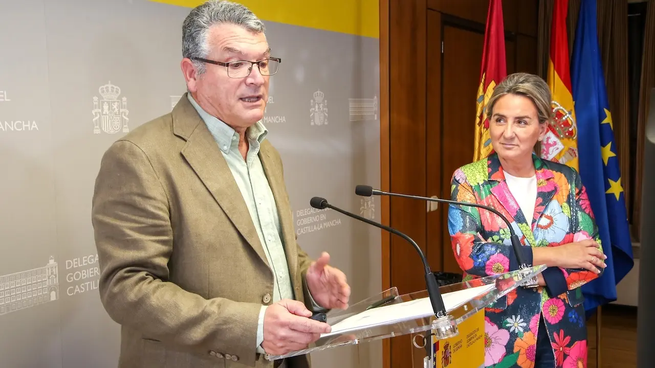 El delegado de la Aemet en Castilla-La Mancha, Luis María Bañón, junto a la delegada del Gobierno, Milagros Tolón, durante la rueda de prensa que han ofrecido