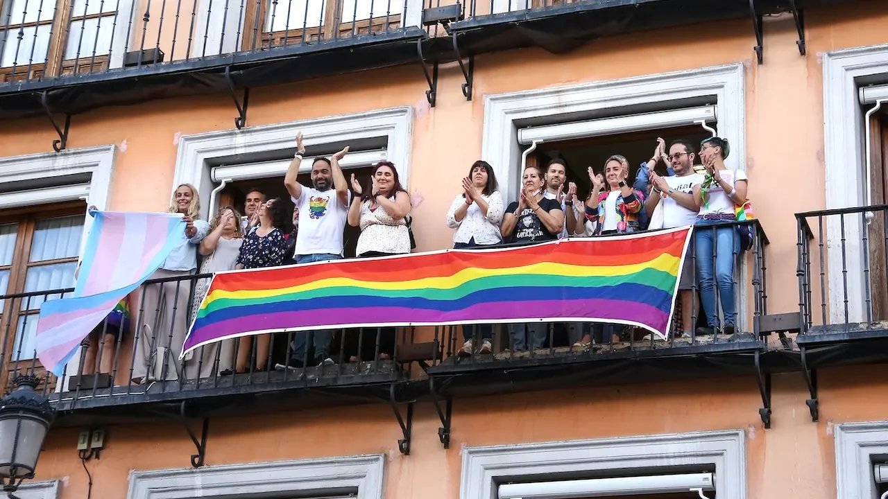 Despliegan la bandera LGTBI en la Delegación del Gobierno en Castilla-La Mancha