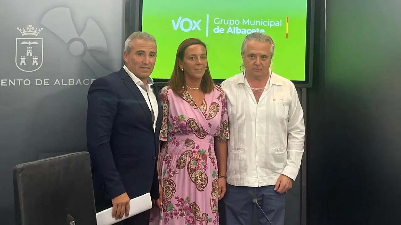 José Bernabé Cotillas, Leticia Alejandra Martínez y José Ramón Conesa, los tres ediles del Ayuntamiento de Albacete inhabilitados por Vox - Fotografía: Cadena Ser
